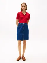 Falda de jean corta recta con un diseño de cinco bolsillos, cierre de cremallera con botón, talle medio y logo de Tommy Hilfiger bordado en el bolsillo trasero.