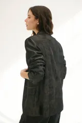 Blazer grafito con solapas de muesca, cierre frontal con dos botones y bolsillos laterales con solapa.