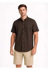 Camisa Arrow de manga corta y cuello con botones, color marrón, confeccionada en mezcla de lino y algodón.