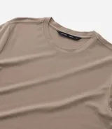 Remera masculina blanca, modelo muscle con cuello redondo y manga corta. Sin estampado, confeccionada en algodón certificado BCI.