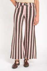 Jean flare de tiro alto con diseño de rayas verticales en tonos rosado, marrón y verde, bolsillos clásicos y botamanga sin dobladillo.
