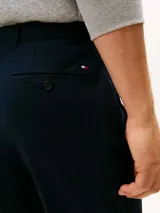 Pantalón de corte clásico confeccionado en sarga de algodón con un toque de elastano. Presenta cierre de botón con cremallera, diseño de cuatro bolsillos y logo de la marca bordado sobre el bolsillo trasero.