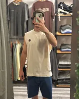 Musculosa color crema de corte oversized, confeccionada en jersey de algodón. Presenta un pequeño bordado de un sol en el pecho.