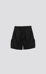 Bermuda cargo negra con bolsillos laterales con solapa y trabillas para cinturón.