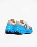 Championes de running Veja modelo Condor 3 ADV, con diseño técnico en combinación de colores azul y beige. Presentan una entresuela voluminosa de color azul vibrante, cordones en tono ocre y el logo de la marca en el lateral.
