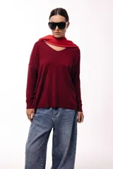 Sweater de punto color manteca con cuello en V, mangas largas con puños acanalados y diseño de silueta relajada.