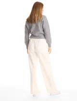 Pantalón jogger de corte recto y tiro medio, con cintura elástica y lazo de ajuste. Cuenta con bolsillos laterales y está confeccionado en tejido elastizado.