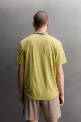 Camiseta técnica regular fit de Zara Athleticz, color verde militar con diseño de rayas sutiles, cuello redondo y manga corta. Confeccionada en tejido ligero, elástico y de secado rápido con costuras planas.