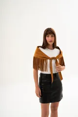 Sobre falda de cuero gamuza color maíz con flecos. Se ata al frente con tiras del mismo material.