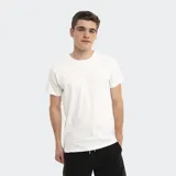 Remera blanca de algodón con cuello redondo y manga corta. Presenta un pequeño logo bordado en el pecho.