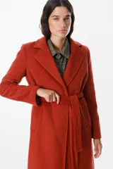 Tapado de paño en color gris oscuro, con solapas clásicas, corte recto y bolsillos laterales integrados.