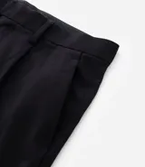 Pantalón de corte wide leg con diseño de sastrería, confeccionado en tejido estructurado con frisos frontales, bolsillos laterales y cierre invisible.