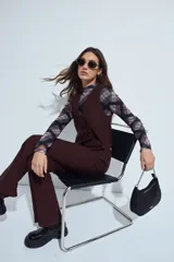 Chaleco sastrero color bordó con escote en V y cierre frontal con botones. Presenta un diseño entallado y estructura clásica.