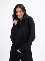 Campera de felpa negra con cierre frontal completo, cuello alto y puños elásticos.