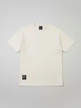 Remera de manga corta color crema, confeccionada en 100% algodón.