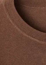 Jersey de punto fino de manga larga y cuello redondo, con diseño recto.