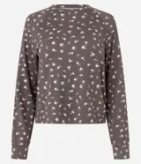 Blusa de pijama de manga larga con cuello redondo y puños ajustados, confeccionada en tejido rib con estampado floral pequeño.