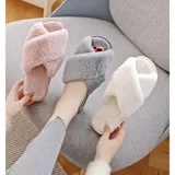 Pantuflas de estar por casa con diseño de bandas cruzadas, confeccionadas en material sintético de pelo largo y suave. Poseen suela de goma con plantilla acolchada.
