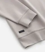 Buzo deportivo color verde claro, de manga larga y cuello redondo. Confeccionado en tejido de poliéster, viscosa y elastano.