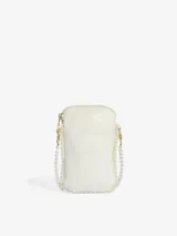 Mini bolso tipo bandolera de color blanco, con diseño minimalista y logo de Adidas bordado en el frente. Presenta un borde decorado con perlas sintéticas que se extienden hacia la correa, aportando un toque elegante y distintivo.