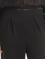 Pantalón tipo palazzo de corte wide leg, color verde militar, confeccionado en crepe. Presenta tiro alto, pinzas frontales, bolsillos laterales funcionales y cintura con pretina lisa en la parte delantera y elástica en la parte posterior.