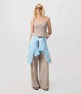 Pantalón de sastrería Blue Steel con corte palazzo y tiro alto, de color beige, con pinzas delanteras, cintura estructurada con presillas y cierre frontal oculto.