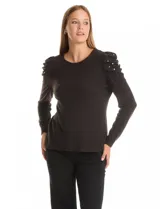 Buzo de tejido soft color gris oscuro, con cuello redondo y mangas largas. Presenta hombros con diseño plisado y detalle de perlas aplicadas.