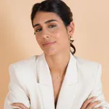 Medio aro de oro 18k con perla de cultivo colgante. Diseño minimalista y elegante.