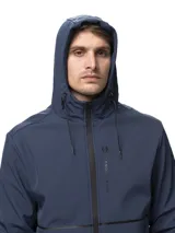 Campera softshell negra con capucha ajustable, cierre frontal completo y bolsillos laterales con cierre. Presenta puños con ajuste de velcro y logo de la marca estampado en el pecho.