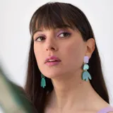 Par de aros colgantes con piezas geométricas de acrílico en color lila, verde esmeralda y verde agua.