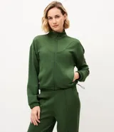 Campera deportiva Get Over color verde oscuro, confeccionada en mezcla de viscosa, poliéster y elastano. Cuenta con cuello alto, cierre frontal completo, bolsillos laterales, puños elásticos y cordón de ajuste en el bajo.