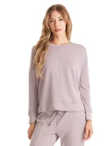 Conjunto de dos piezas compuesto por un buzo de cuello redondo con pespunte central y un pantalón tipo jogger con cintura elástica, lazo de ajuste y pespunte en las piernas. Confeccionado en tejido de tacto suave.