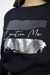 Pantalón de corte recto confeccionado en cuero sintético negro, con cierre frontal, botón y bolsillos laterales.