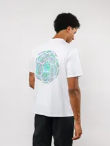 Remera de manga corta color blanco con cuello redondo. Presenta un pequeño logo circular de Umbro estampado en el pecho con la leyenda 'Born to Play'.