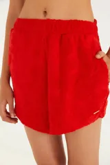 Shorts rojos con textura y cintura elástica.