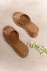 Sandalia marrón con plataforma forrada en cuero vacuno, diseño minimalista y base forrada en cuero. La altura total es de 6,5 cm con una plataforma delantera de 3 cm.