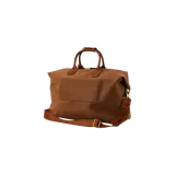 Bolso de viaje Bric's de la línea Life, color camel con detalles en cuero tostado y herrajes metálicos dorados. Cuenta con doble asa de mano, correa ajustable y desmontable, bolsillo frontal con cierre y etiqueta identificatoria colgante.