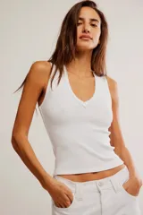 Musculosa blanca de algodón elastizado, de corte entallado, con escote en V y diseño de canalé.