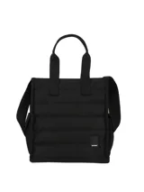 Bolso tipo tote acolchado de diseño capitoneado, color marrón oscuro. Cuenta con doble asa de mano, correa larga ajustable para hombro, bolsillos laterales y etiqueta con logo de la marca en la parte inferior.