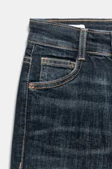 Jeans de corte skinny y tiro alto, confeccionados en tejido super elástico. Presentan diseño clásico de cinco bolsillos, cierre frontal con cremallera y botón metálico.