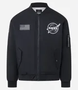 Campera tipo bomber color negro, con cierre frontal, cuello, puños y ruedo acanalados. Presenta parches bordados en el pecho con la bandera de Estados Unidos y el logo de la NASA, además de un bolsillo utilitario con cierre en la manga izquierda.