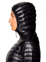 Campera puffer ultraligera con capucha, confeccionada en tejido ripstop reciclado con acabado brillante. Cuenta con cierre frontal, bolsillos laterales con cremallera y puños elásticos. Relleno de plumón de alta capacidad térmica.