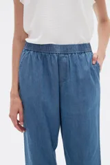 Pantalón de corte recto y tiro medio, confeccionado en lyocell color azul, con cintura elástica y bolsillos laterales.