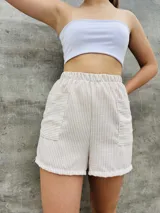 Short de tiro alto con estampado animal print y bolsillos laterales.