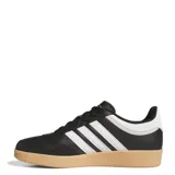 Championes Adidas Hoops 4.0 de corte bajo, con exterior de cuero sintético negro, puntera de gamuza y las icónicas tres tiras laterales en blanco. Presenta una suela tipo cupsole de goma en color caramelo y detalles en blanco en el talón.