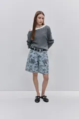 Sweater de punto color tostado, de calce relajado, con escote asimétrico decorado con ojalillos metálicos y mangas largas.