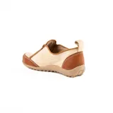 Zapato plano de cuero negro con diseño calado, cierre lateral diagonal y tira trasera para facilitar el calce.