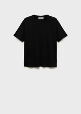 Remera negra de lino de manga corta y cuello redondo.