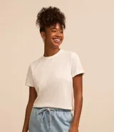 Remera t-shirt blanca de media malla, con cuello redondo y mangas cortas dobladas.