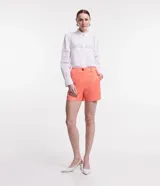 Short de sastrería color salmón, de tela satinada, con cintura alta, trabillas, bolsillos con solapa y botones tortuga.